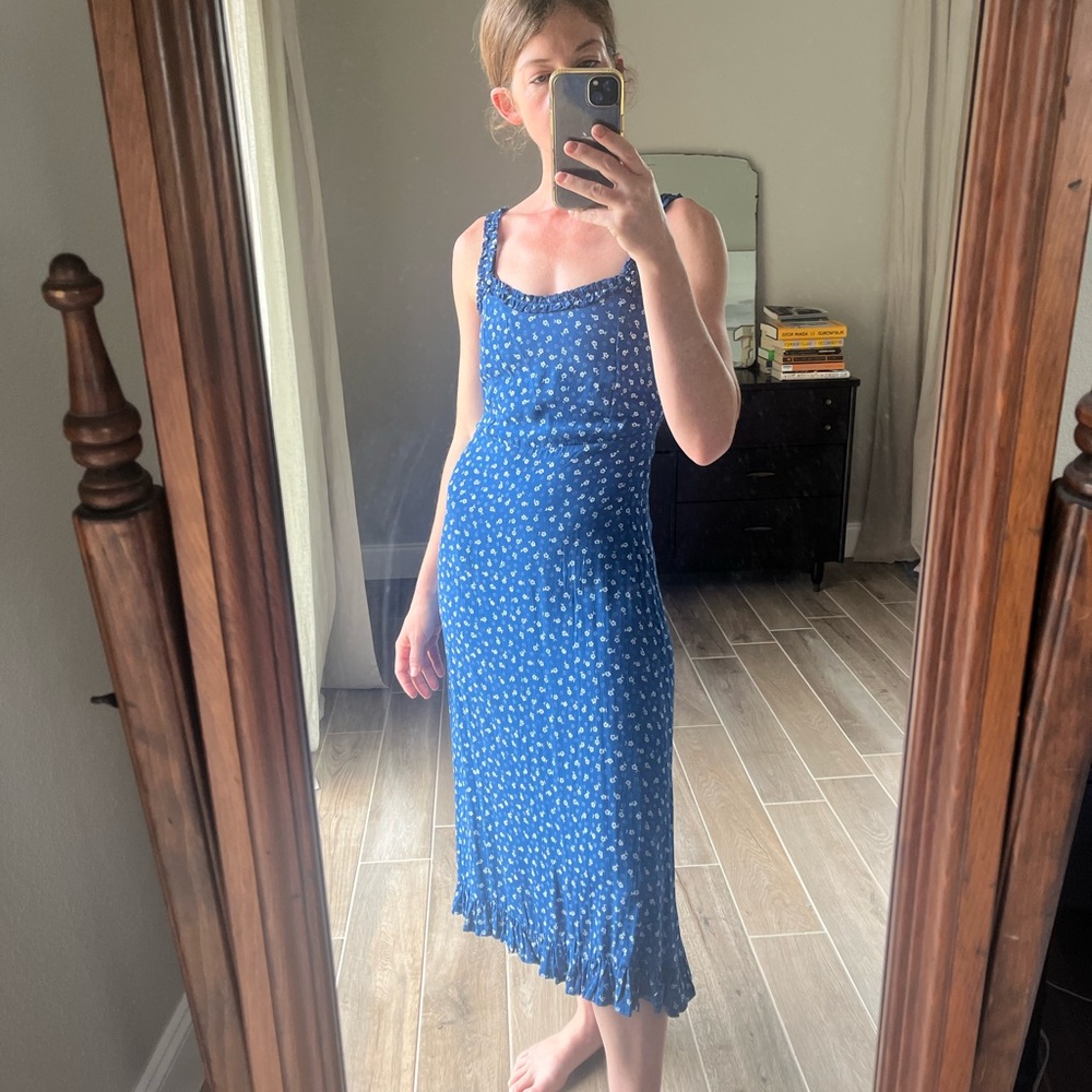 Faithfull the Brand Noemie midi dress! Gorgeous blue and white ditzy floral